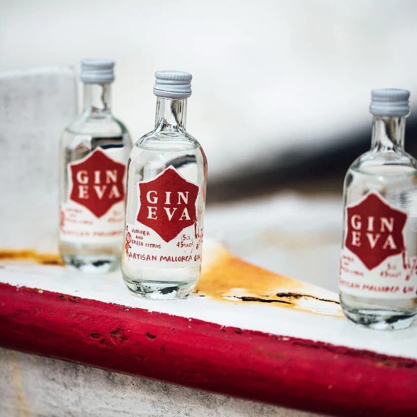 Image of Gin Eva "Miniature" Mallorca Dry Gin set on board