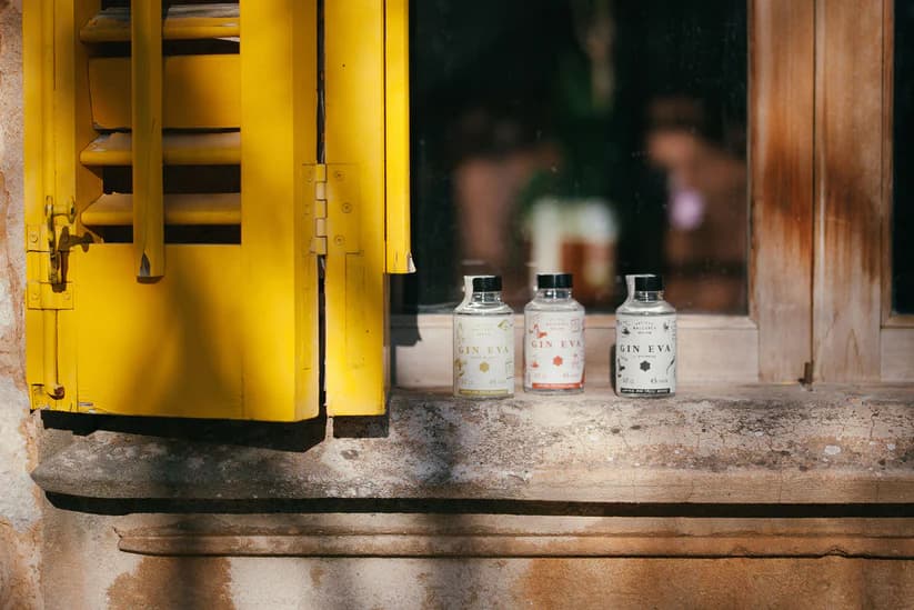 Image of Gin Eva "Tasting Flight Box" Mallorca Dry Gin on window background