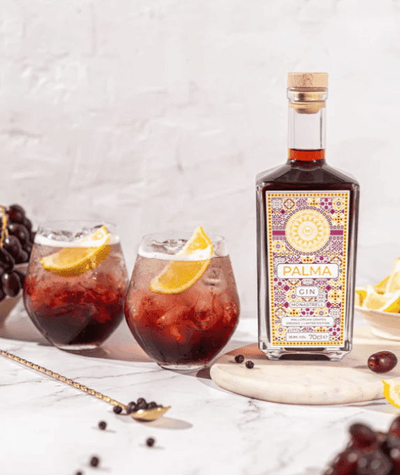 Ginebra Palma Monastrell Gin junto a dos cócteles