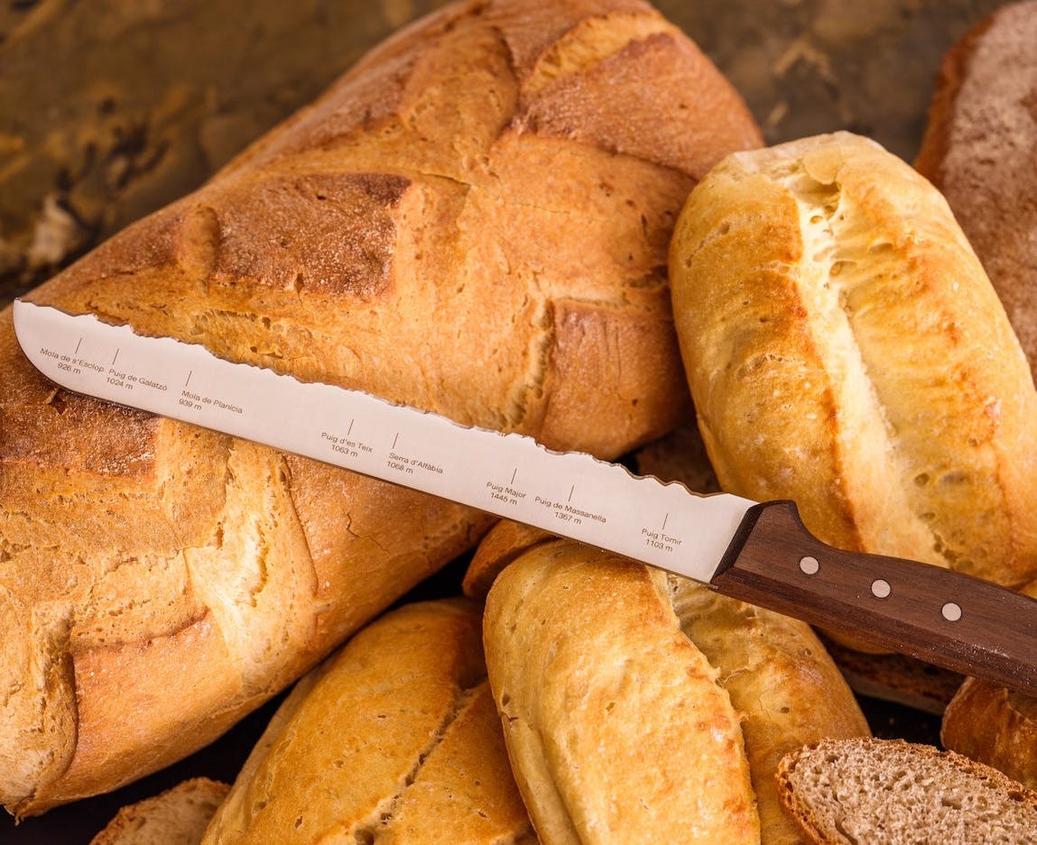 Cuchillo de pan y sus panes