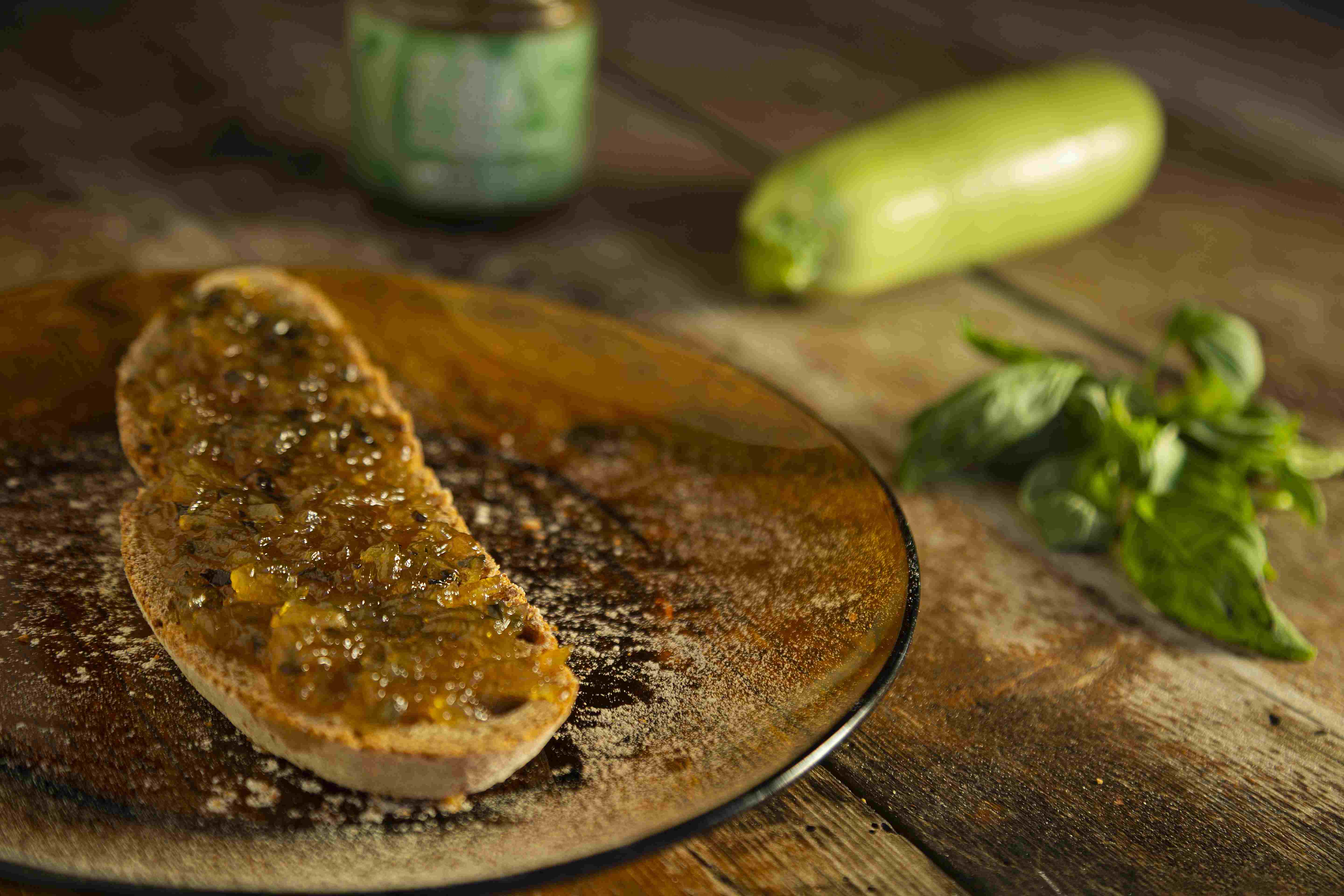 Bio-Zucchini-Basilikum-Marmelade. Präsentationsvorschlag