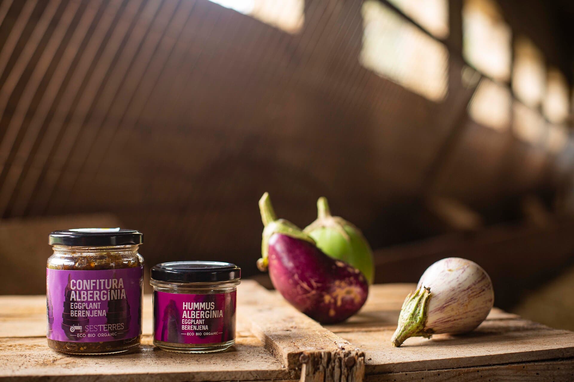 Suggeriment de presentació. Hummus d'albergínia. Pot de 100 grams i confitura d'albergínia. Pot de 240 grams