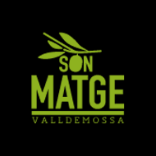 Logo de Son Matge Valldemossa en fons negre, el logo té color verd oliva