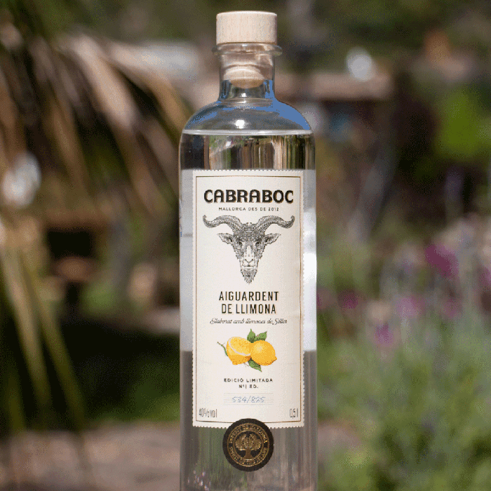 Botella de Cabraboc Aiguardent de Llimona sobre fons natural desenfocat